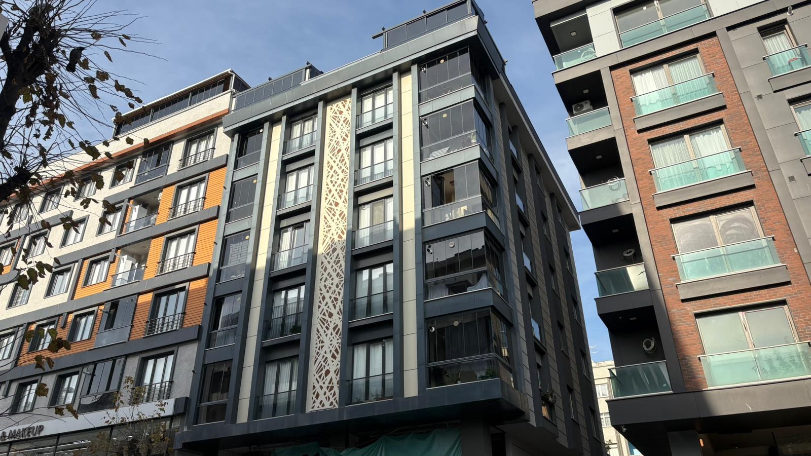 Kentsel dönüşüm kapsamında yenilenen modern konut cephesi